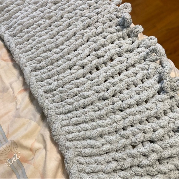 Snow White graychunky yarn blanket price depending on the size